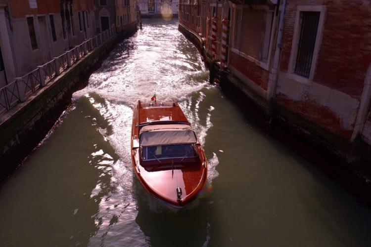 威尼斯小艇现在直播（威尼斯小艇宣传片）